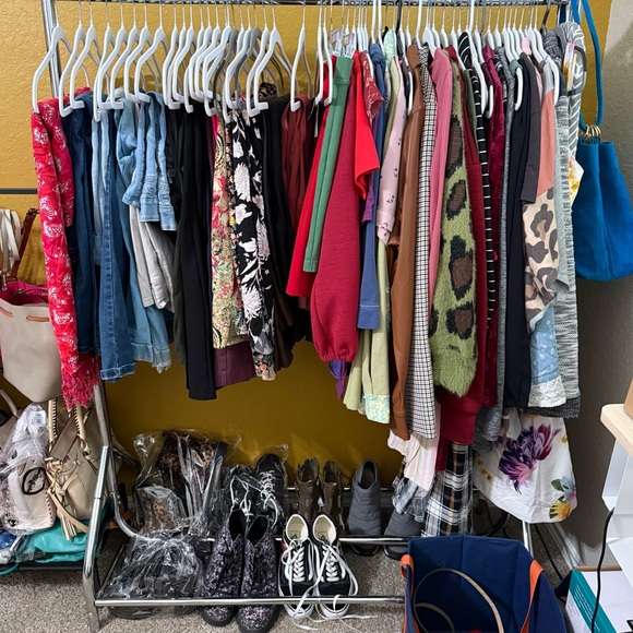 Live Show Flyer, Hangout with @hey_its_hayley ❤️Unlisted, steal deals, and more! - Picture 3 of 6